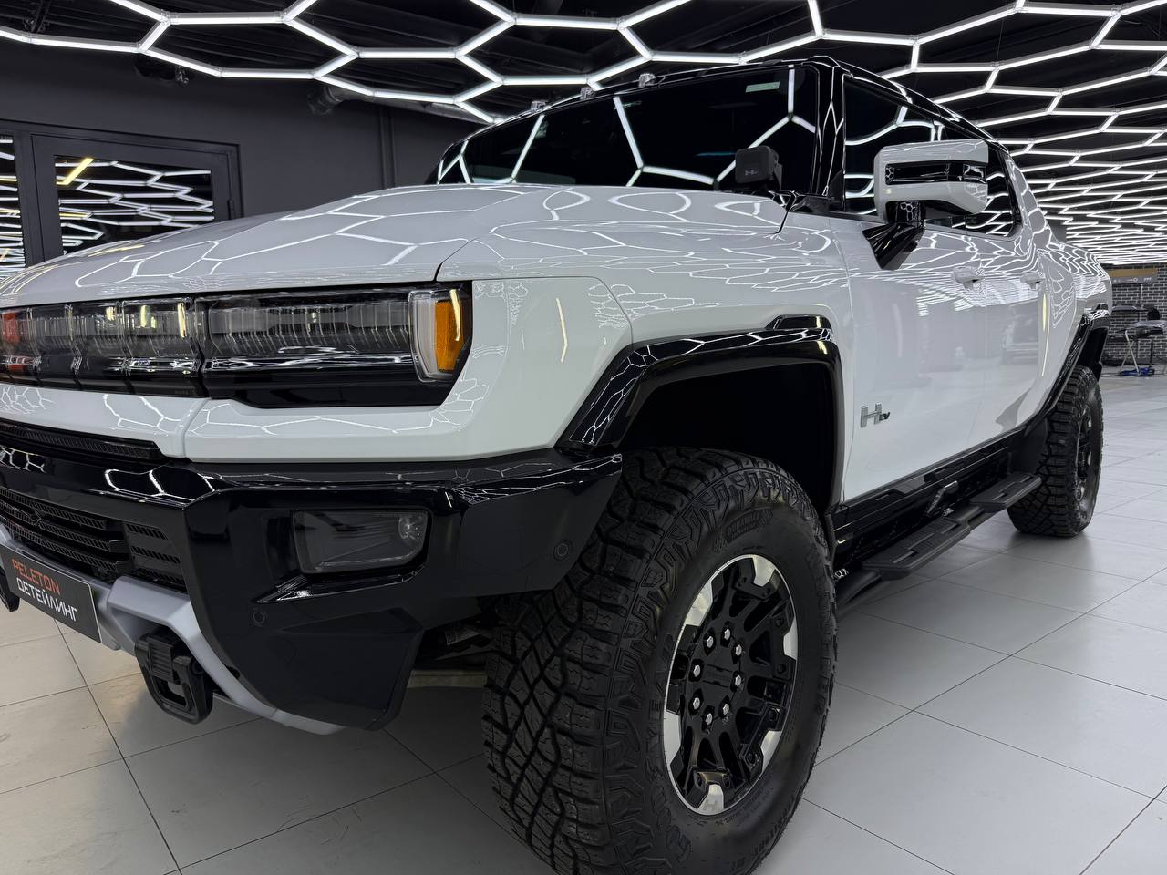 Полная защита GMC Hummer EV: оклейка кузова, черного глянца, лобового и панорамы